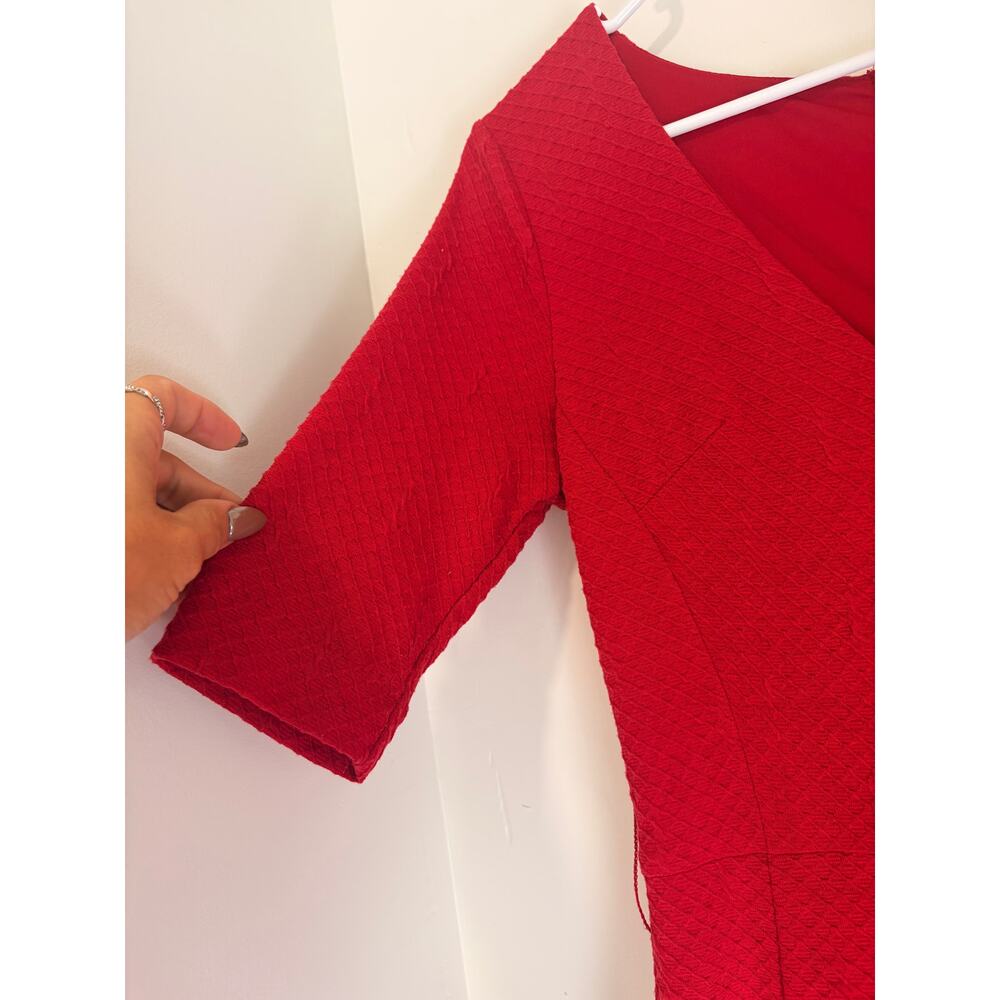 bebe Red Fitted V-Neck Short Sleeve Sheath Dress - Picture 3 of 9